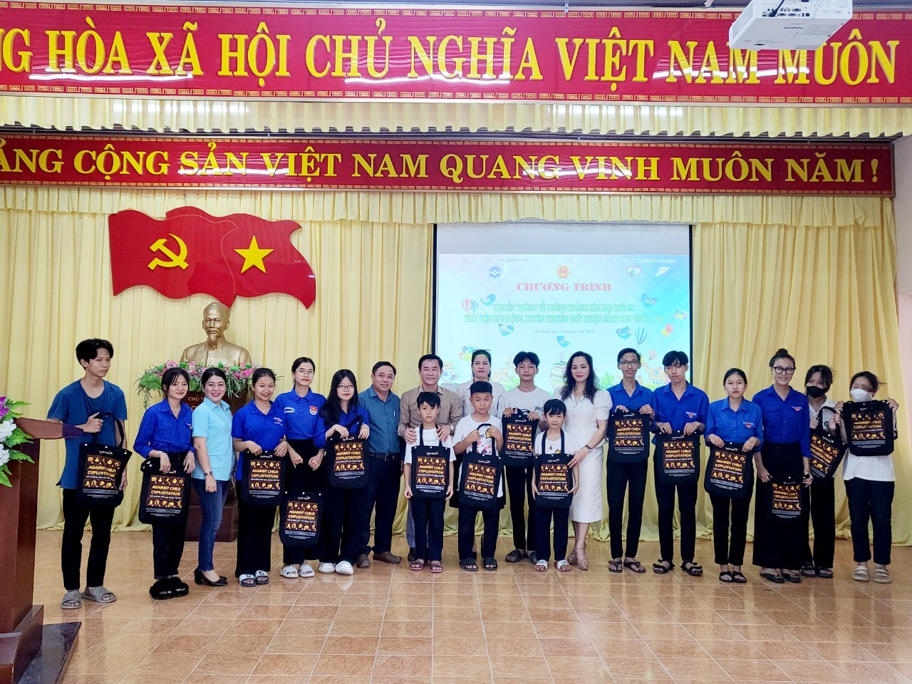 Truyền thông về phòng, tránh xâm hại trẻ em và giới thiệu, hướng dẫn đọc sách cho trẻ em tại xã Hòa Liên, huyện Hòa Vang
