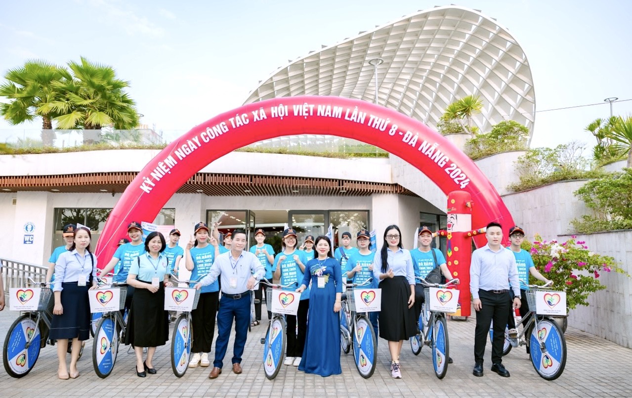Diễu hành xe đạp và trưng bày gian hàng giới thiệu các dịch vụ công tác xã hội nhân kỷ niệm Ngày Công tác xã hội Việt Nam - 25/3